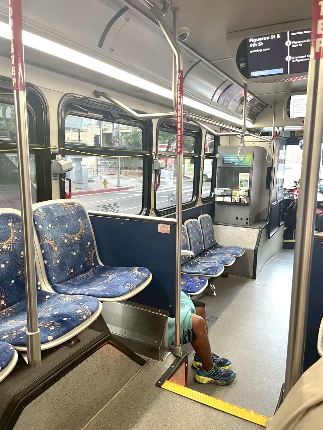 バスDASHの座席風景