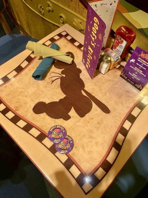 グーフィーズキッチンテーブルと缶バッジ