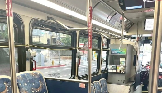 バスDASHの黄色い紐