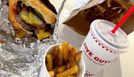 FIVE GUYSリトルチーズバーガーのクラシックコンボ