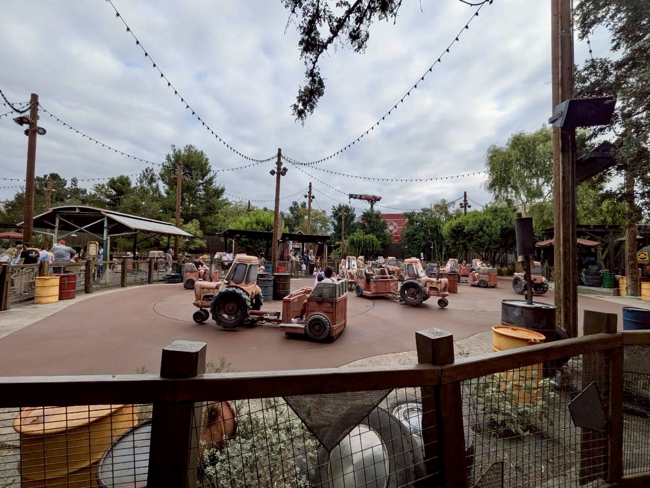 カリフォルニアアドベンチャー　メーターのジャンクヤード・ジャンボリー