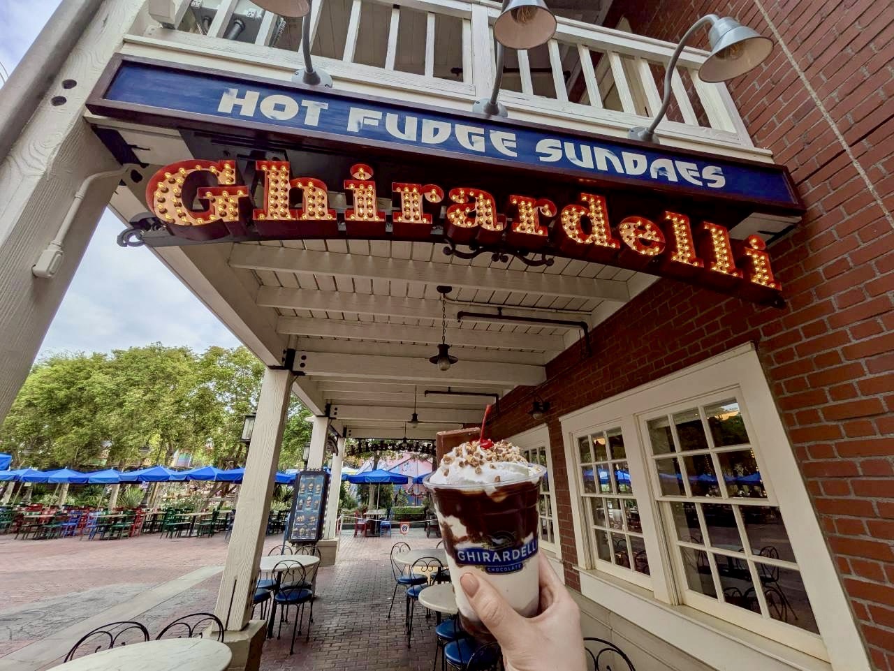 カリフォルニアアドベンチャー　ギラデリ　外観