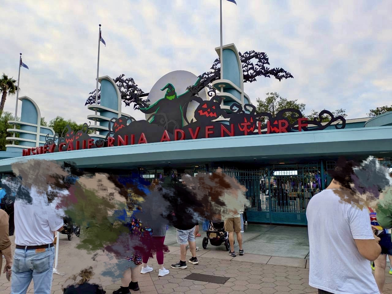 カリフォルニアアドベンチャー　入園ゲート